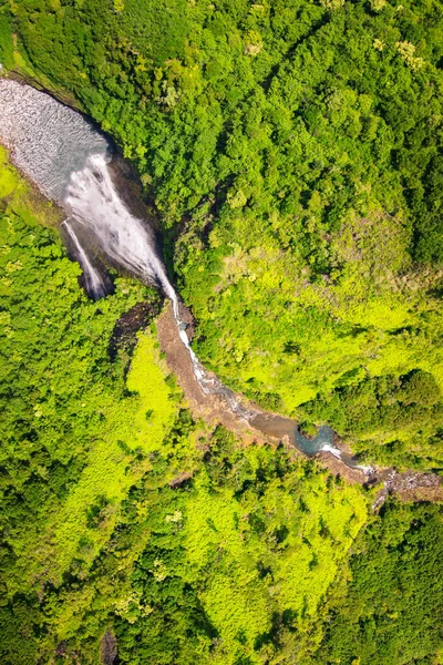 Vista aérea da paisagem da cachoeira e paisagem verde, Kauai — Fotografia de Stock