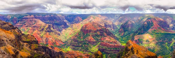 Veduta panoramica del paesaggio drammatico nella cayon di Waimea, Kauai — Foto Stock