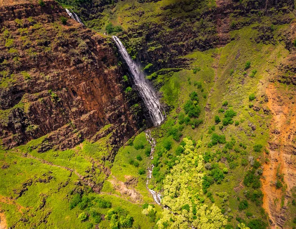 Vista aérea da paisagem da cachoeira e paisagem verde, Kauai — Fotografia de Stock