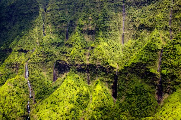 Su akışları, şelaleler ve yemyeşil peyzaj, Kauai havadan görünümü — Stok fotoğraf