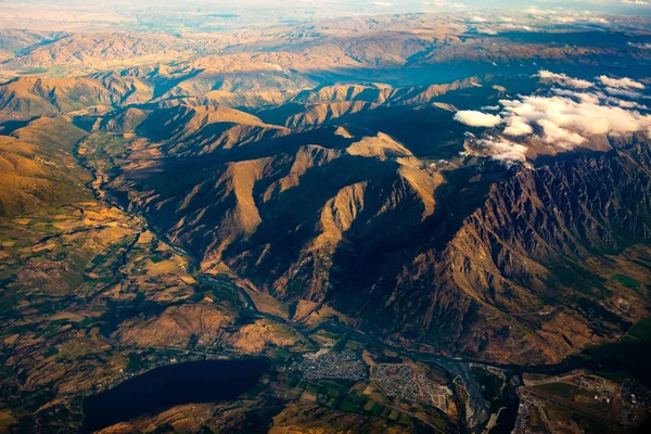 Vista aérea del paisaje de la cordillera, el río y el lago, Nueva Zelanda —  Fotos de Stock