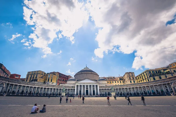 NAPLES, ITALIE - 29 AVRIL 2017 : Vue de la Piazza Plebiscito pendant la journée — Photo