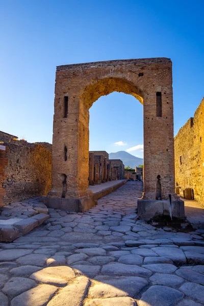 Scenic view of ruins at city of Pompeii with Vesuvio background — Stock Photo, Image