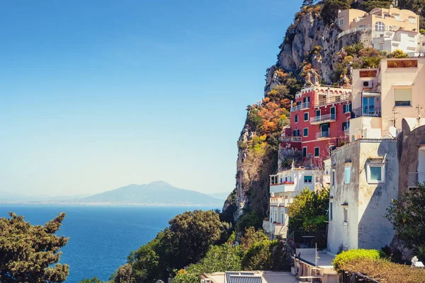 Malerischer Blick auf bunte Häuser auf der Insel Capri mit Vesuvio-Hintergrund — Stockfoto