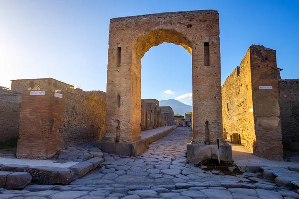 Scenic view of ruins at city of Pompeii with Vesuvio background — Stock Photo, Image