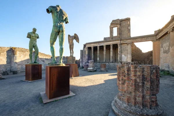 Harabeleri ve heykeller Pompeii Antik şehir içinde doğal görünümünü — Stok fotoğraf