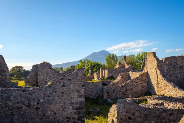 Vue paysage de l'ancienne ville de Pompéi avec volcan Vésuve — Photo