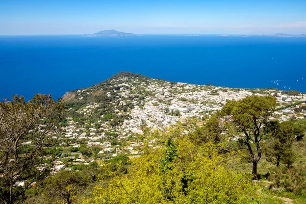 Vista panorámica de la ciudad de Capri con fondo azul del océano, Italia — Foto de Stock