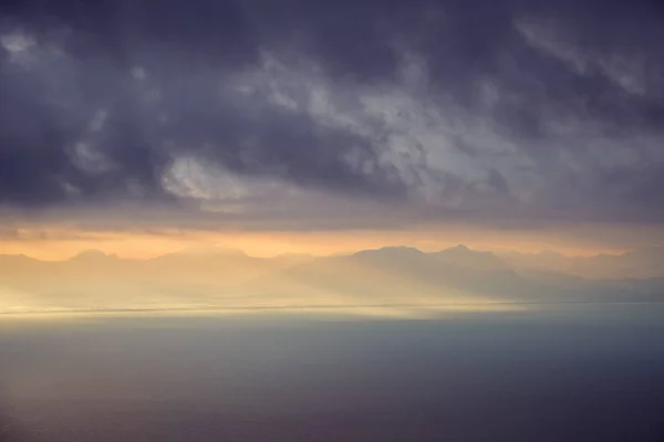 Dramatische landschapsmening van zonsopgang boven de bergen en de Oceaan — Stockfoto