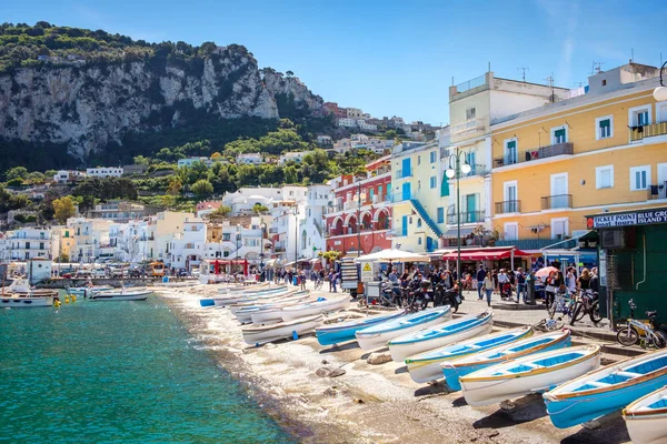 CAPRI, ITÁLIA - 30 de abril de 2017: Vista do porto de Capri com casas coloridas — Fotografia de Stock