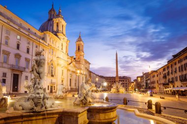 Roma'daki Piazza Navona doğal görünüm güneş doğmadan önce