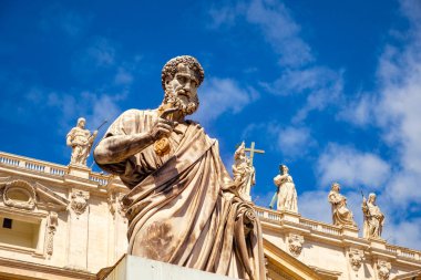 Ayrıntı St Peter heykelinin önünde St Peters Bazilikası, Vatikan