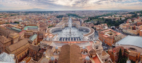 Panoramisch uitzicht vanaf de Sint Pieter Basiliek in Vaticaan, Rome — Stockfoto