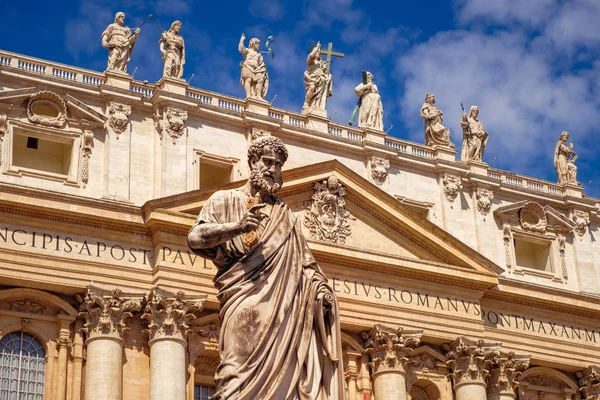 Detalle de la estatua de San Pedro frente a la basílica de San Pedro, Vaticano —  Fotos de Stock