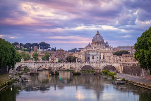 Vista panorámica del colorido amanecer sobre la basílica de San Pedro en Roma —  Fotos de Stock