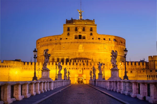 Vista panorámica del Castillo de San Angelo antes del amanecer, Roma —  Fotos de Stock