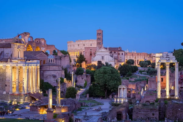 Forum Romanum en het Colosseum in Rome na zonsondergang — Stockfoto