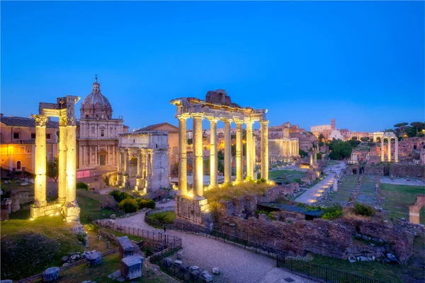 Forum Romanum archeologické naleziště v Římě po západu slunce — Stock fotografie