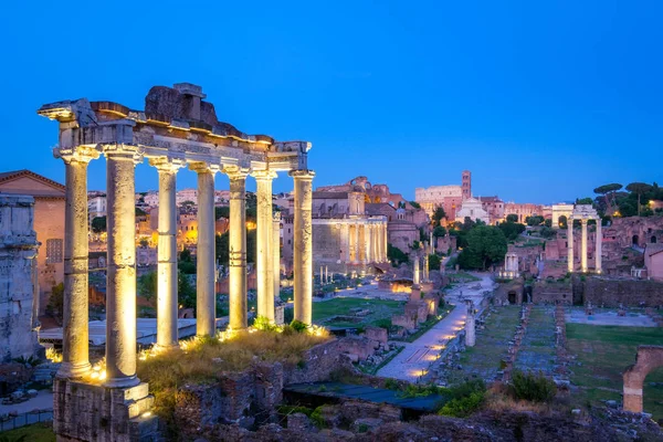 Forum Romanum archeologické naleziště v Římě po západu slunce — Stock fotografie