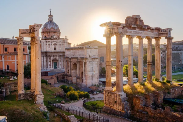 Schilderachtig uitzicht van Roman Forum bij zonsopgang, Rome — Stockfoto