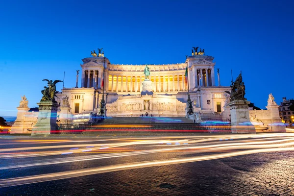 Monumento Nazionale a Vittorio Emanuele II al amanecer con senderos de luz —  Fotos de Stock