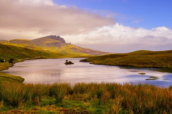 Pohled na krajinu Old Man of Storr skalní útvar a jezero, Skotsko — Stock fotografie