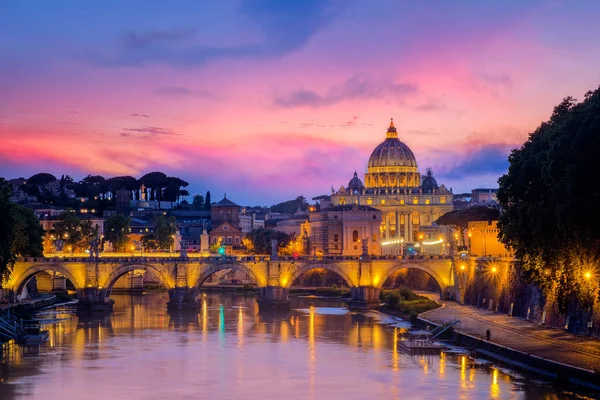 Célèbre vue sur le paysage urbain de la basilique Saint-Pierre à Rome au coucher du soleil — Photo