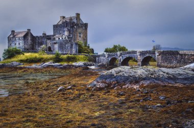 Dramatik manzaralı Eilean Donan Kalesi, İskoçya