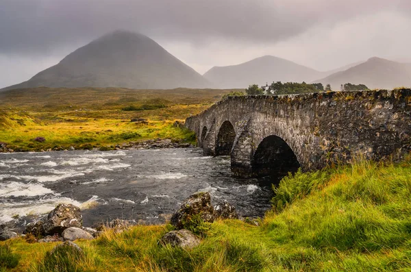 Brug over Sligachan met Cuillins heuvels op de achtergrond, Schotland — Stockfoto