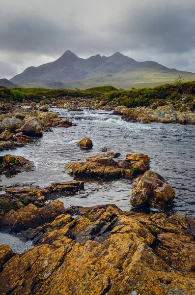 Paisagem de colinas de Cuillin e rio, terras altas escocesas — Fotografia de Stock