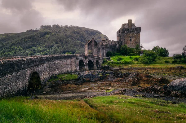 Dramatické krajiny pohled hradu Eilean Donan, Skotsko — Stock fotografie