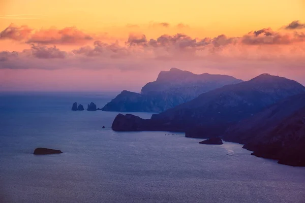 Landschaft bunte Sonnenuntergang Blick auf Amalfi-Küste, Italien — Stockfoto