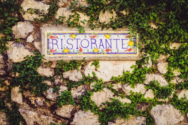 Détail rapproché du panneau Ristorante sur le mur de pierre dans un style vintage — Photo