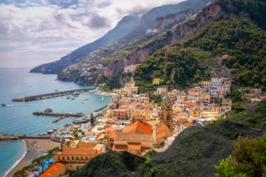 Amalfi Cityscape görünümünü renkli evleri ve okyanus kıyı şeridi ile