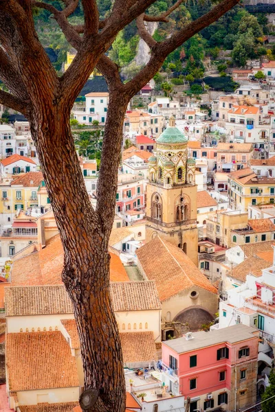 Detalle del paisaje urbano de hermosas casas de colores en Amalfi, Italia —  Fotos de Stock