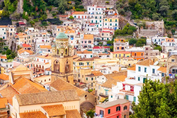 Vue détaillée du paysage urbain de belles maisons colorées à Amalfi, Italie — Photo