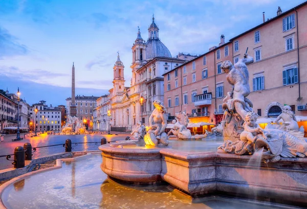 View of Piazza Navona and fountain before sunrise, Rome — Stock Photo, Image