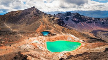 Panoramik renkli zümrüt göller ve volkanik manzara, Yeni Zelanda