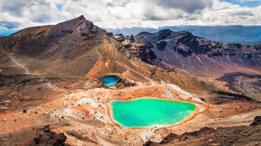 Panoramik renkli zümrüt göller ve volkanik manzara, Yeni Zelanda