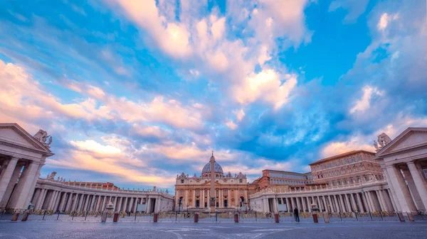 Szent Péter bazilika panoráma a Vatikán napkeltekor, Róma — Stock Fotó
