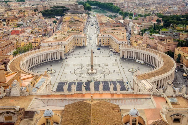 Cityscape vista de St Peters basílica cúpula na cidade do Vaticano — Fotografia de Stock