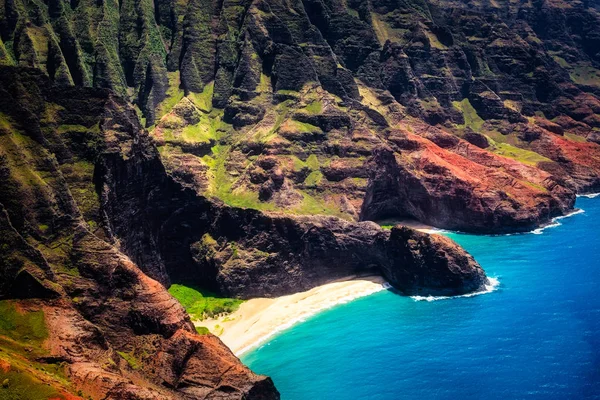 Luchtfoto landschapsmening van Honopu boog op Na Pali kustlijn, Kauai — Stockfoto
