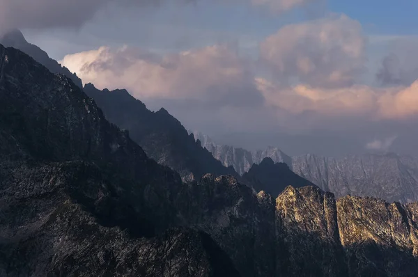 Bergketen landschapsmening met dramatische wolken en schaduwen — Stockfoto