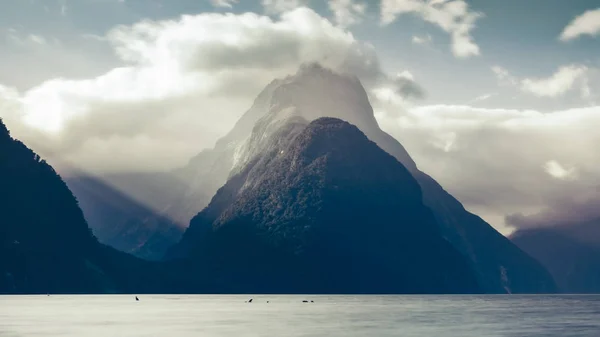차가운 톤, 뉴질랜드에서 밀 포드 사운드 피크 — 스톡 사진