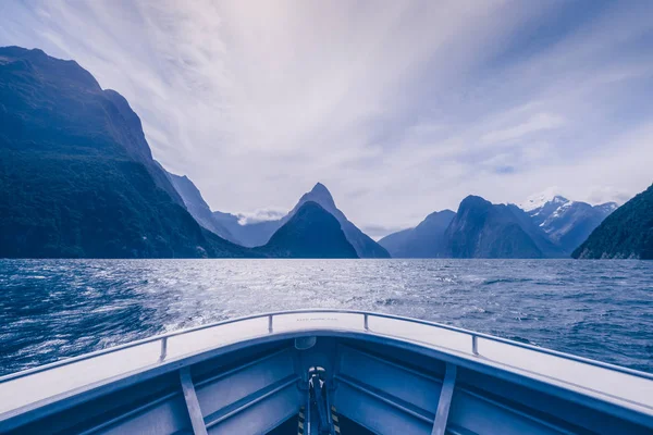 Milford picos de som vistos do barco em tom frio, Nova Zelândia — Fotografia de Stock