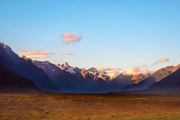 Vista paisagem do vale de Eglinton a caminho de Milford Sound, Nova Zelândia — Fotografia de Stock