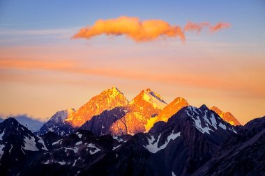 Dramatik renkli dağ günbatımı Mt Cook alanında, Yeni Zelanda