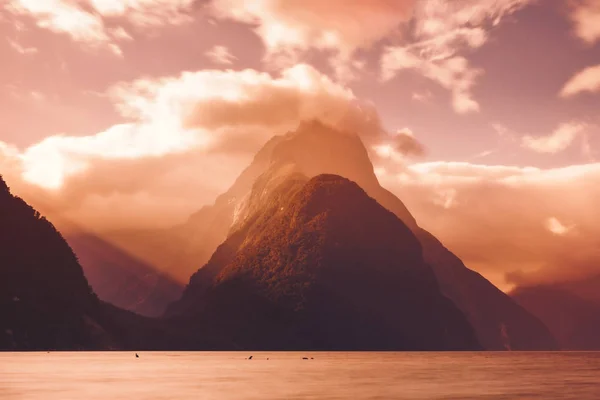 Vista panorâmica do pico sonoro de Milford ao pôr-do-sol, Nova Zelândia — Fotografia de Stock