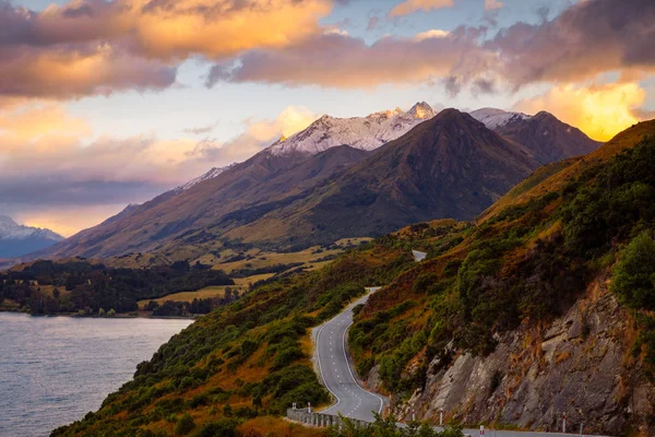 Vue panoramique sur le paysage montagneux et la route, Bennett bluff, NZ — Photo