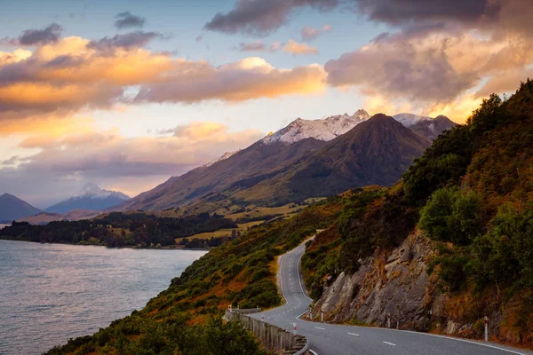 Живописный вид на горный ландшафт и дорогу, блеф Беннетта, Новая Зеландия — стоковое фото